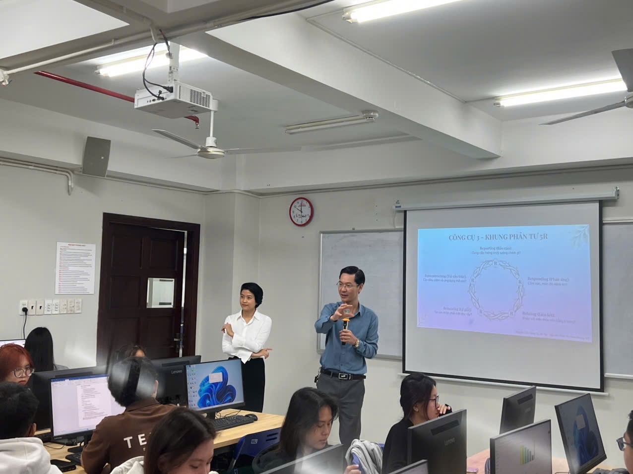 Đào tạo khung 5R cho giảng viên ĐH Hùng Vương TP.HCM