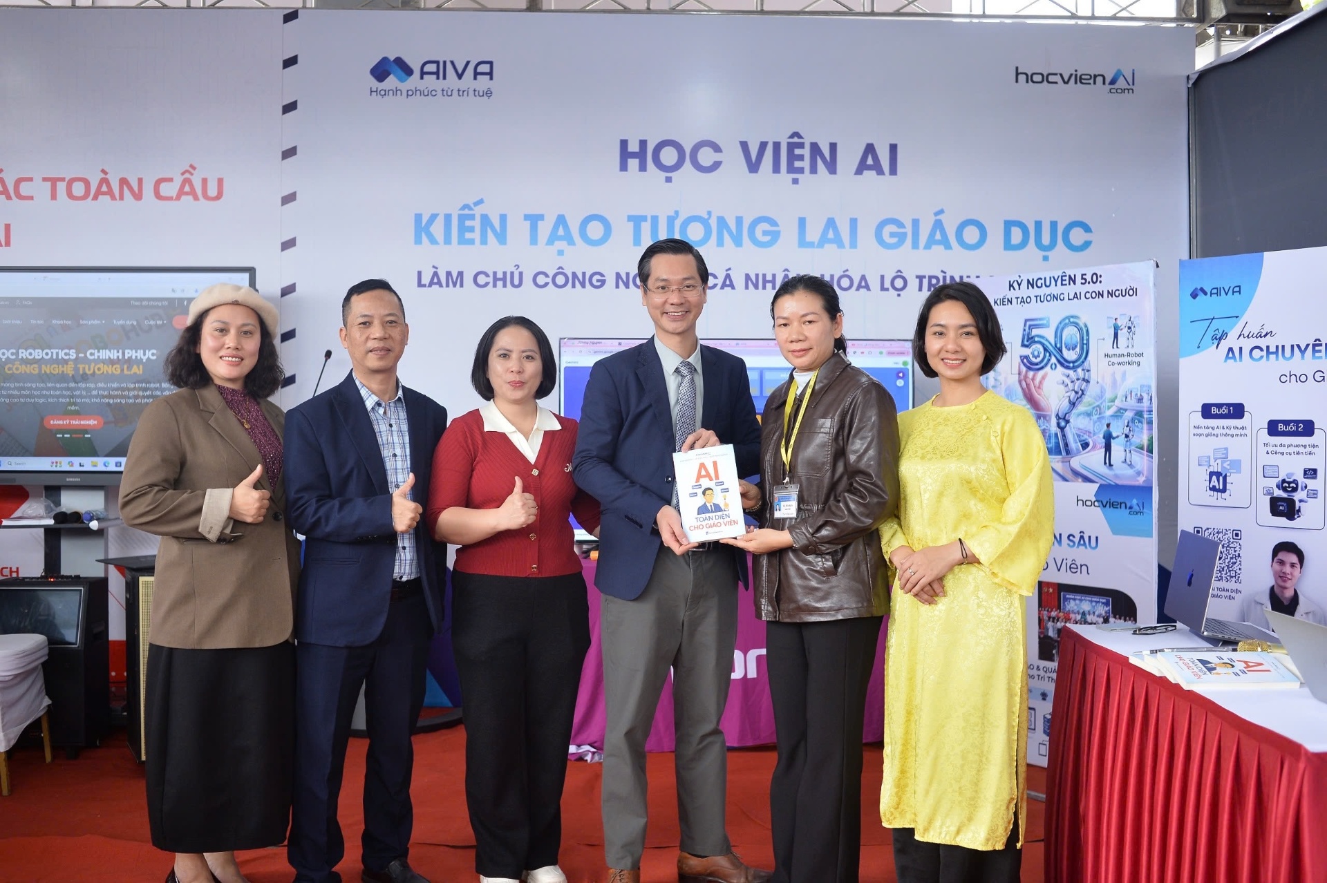 Trao tặng sách 'AI toàn diện cho giáo viên' cho Sở GD&ĐT Sơn La