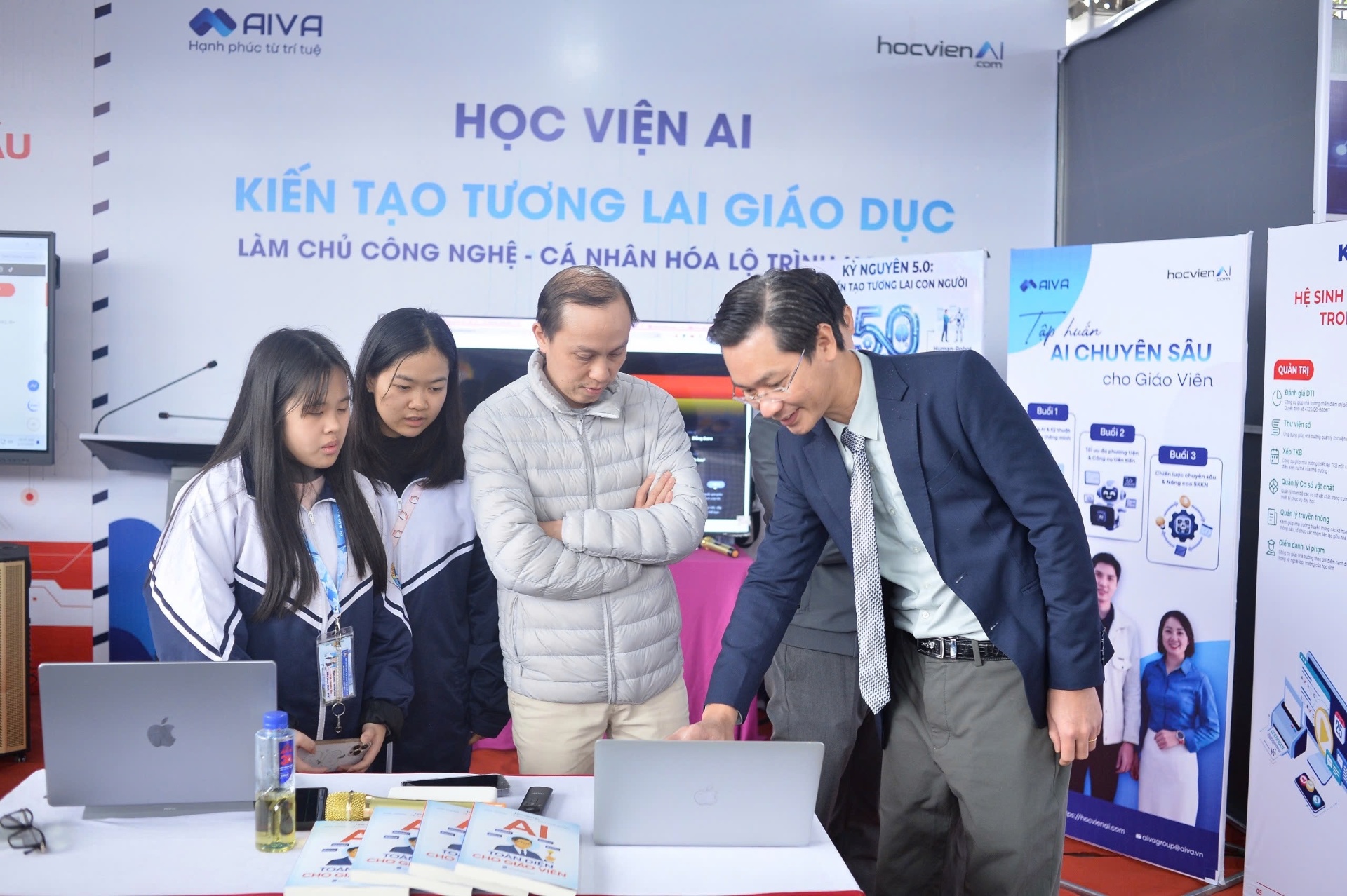 Hướng dẫn học sinh trải nghiệm AI tại gian hàng Học viện AI · Sơn La